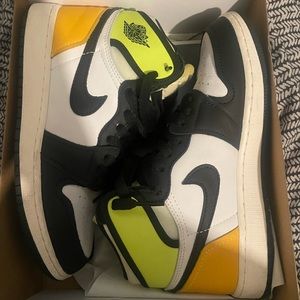 Air Jordan 1 Retro High OG Volt Gold
